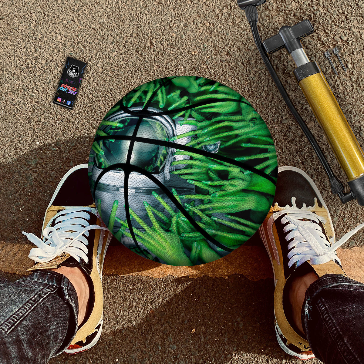 Astronaut And Alien Sci Fi Print Basketball-grizzshop